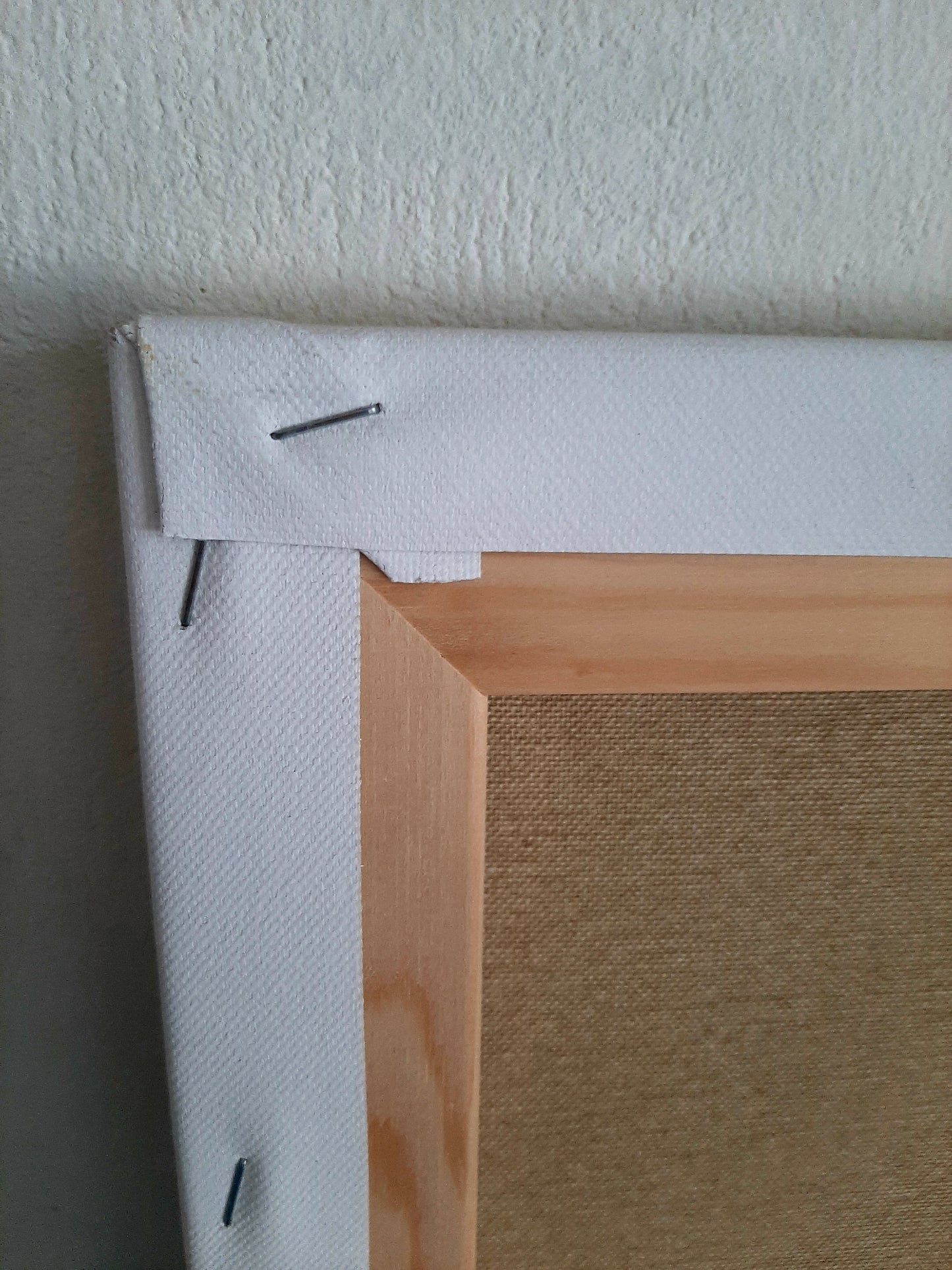 Liegende vor geometrischem Hintergrund