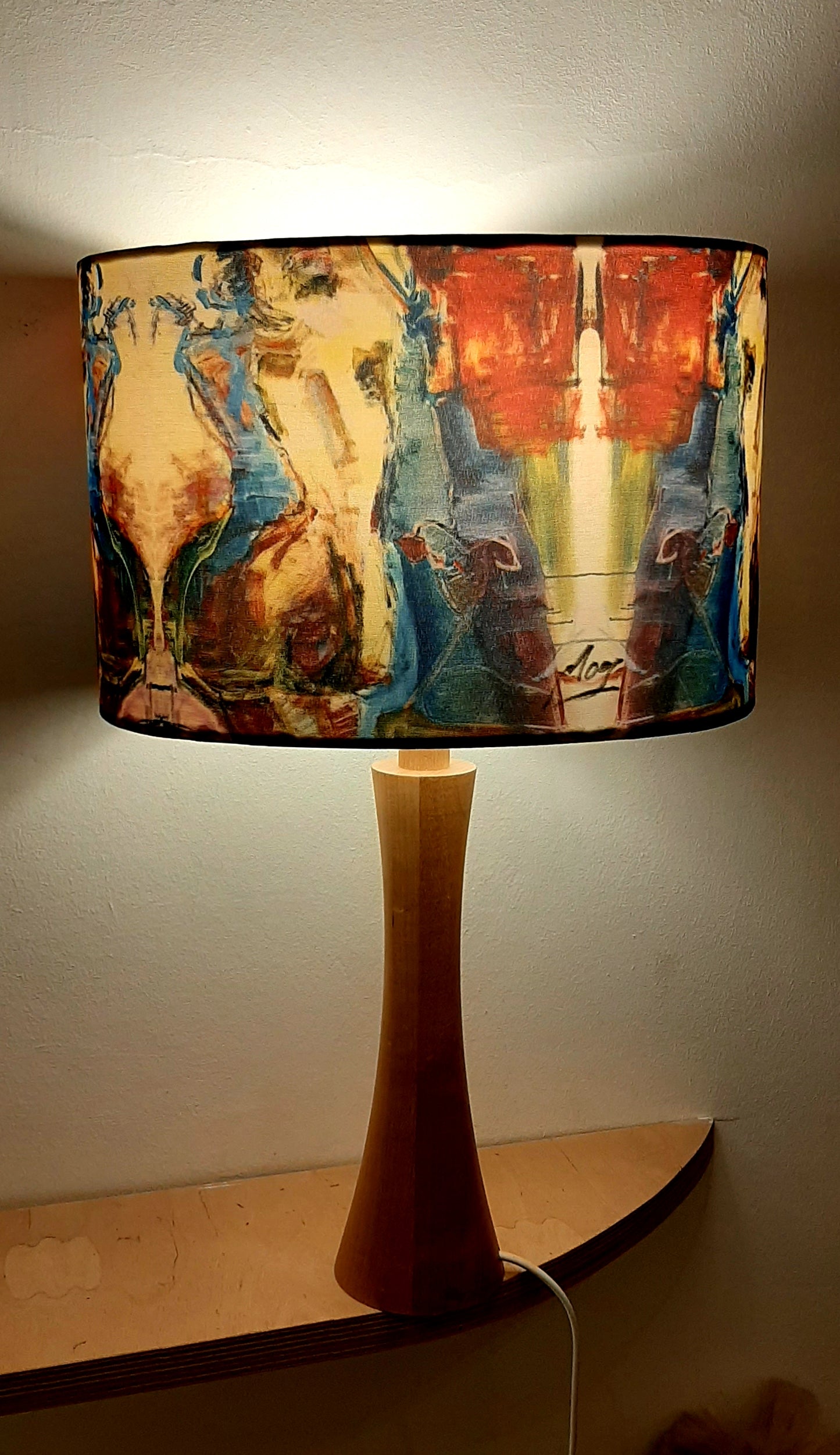 Künstlerische Tischlampe mit Handsignatur verkauft