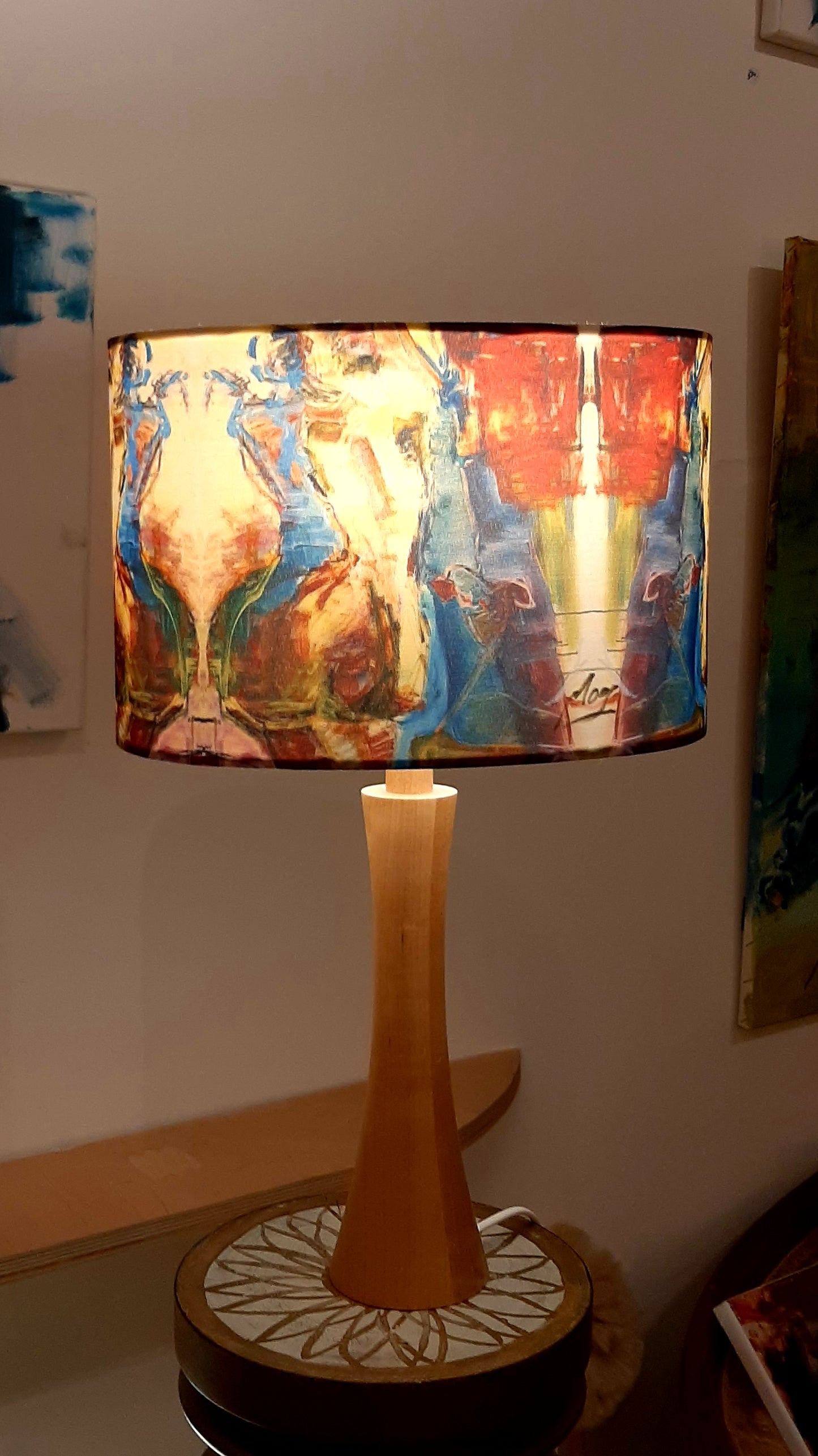 Künstlerische Tischlampe mit Handsignatur